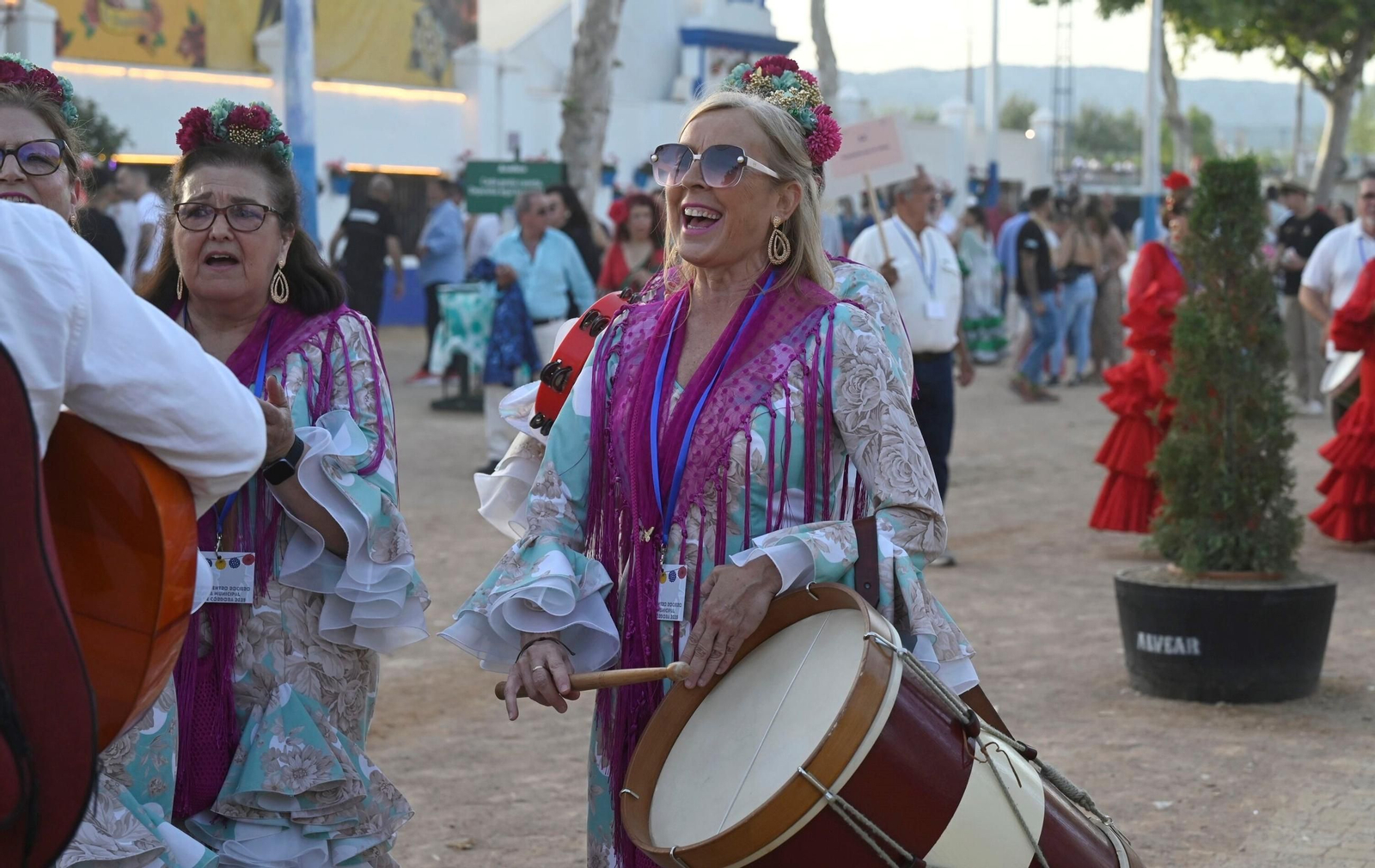El pasacalles de coros rocieros en la Feria de Córdoba