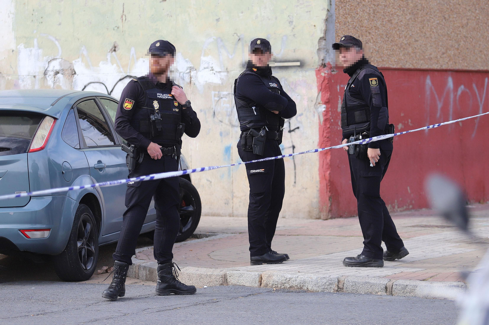 Imágenes del atrincherado que amenazaba con hacer estallar una bombona en el Torrejón, Huelva