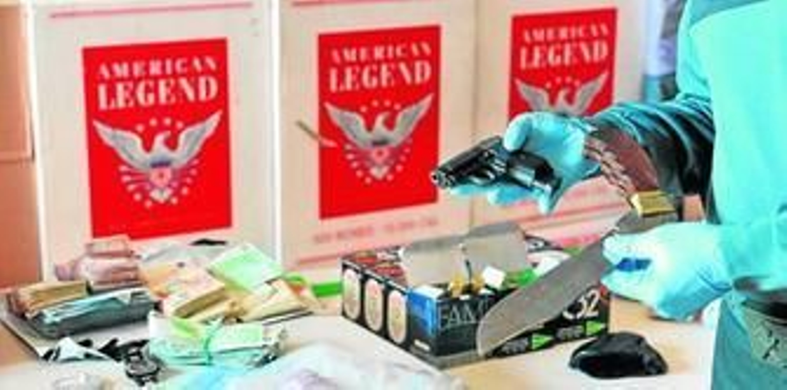 Un guardia civil muestra las armas y el tabaco requisado en la operación Platanera.