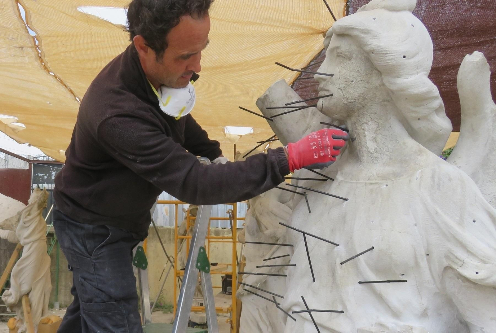 Un restaurador trabaja en una de las Victorias Aladas.