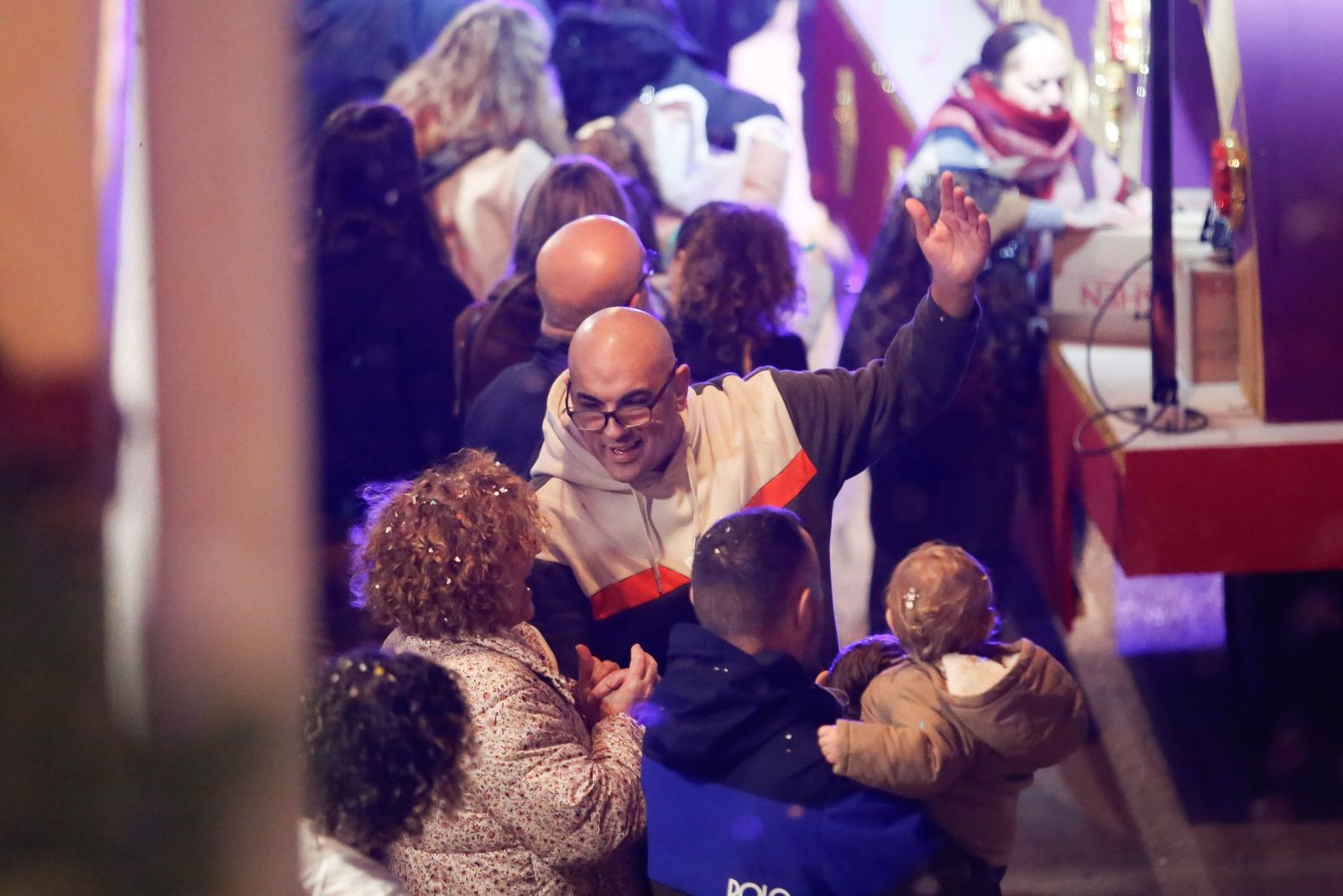 Búscate en las fotos de la cabalgata de Reyes Magos 2026 en Los Barrios