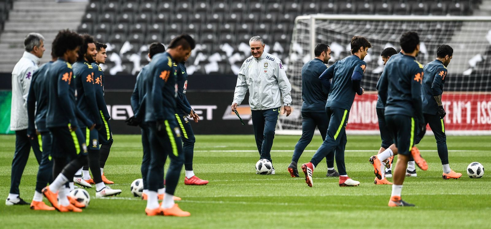 El seleccionador brasileño, Tite -al fondo-  observa a sus jugadores en el entrenamiento de