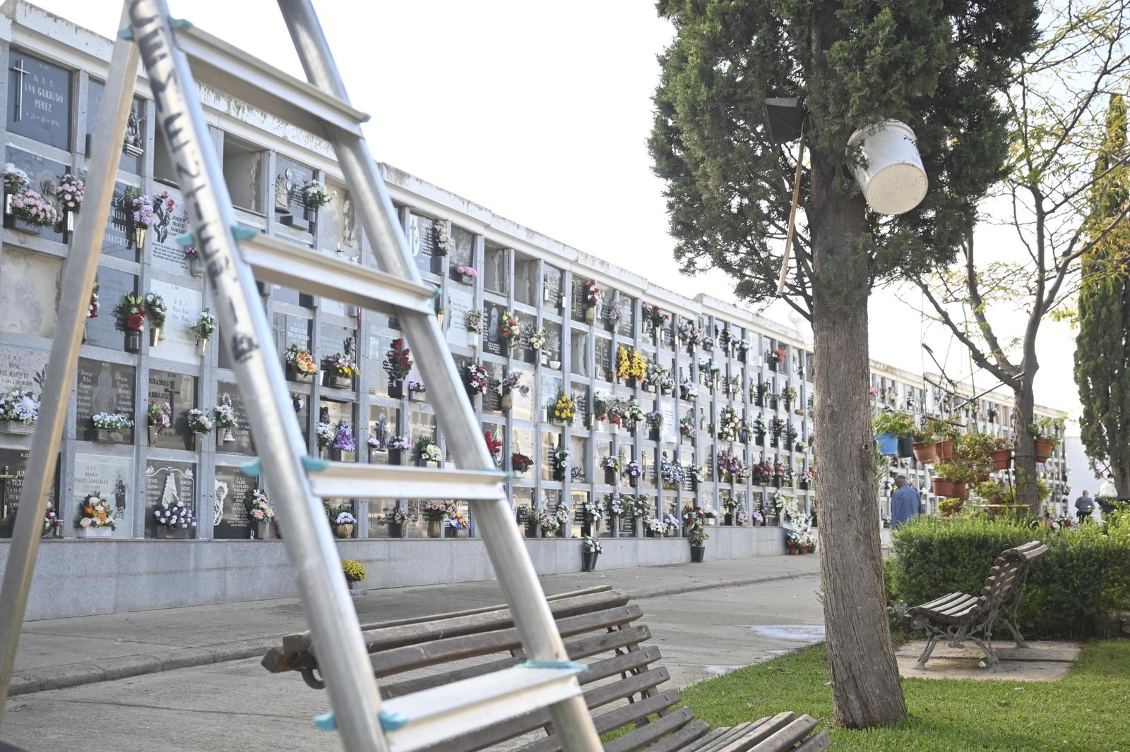 Ambiente en el cementerio de Huelva para el día de todos los Santos.