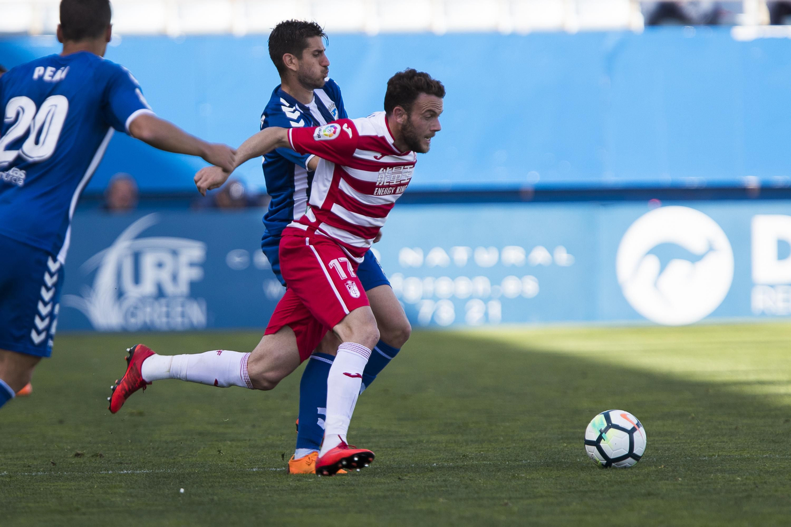 Dani Ojeda pugna con Quini en el Lorca-Granada de la pasada campaña