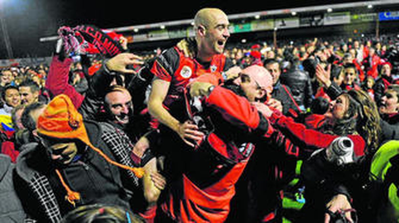 Pablo Infante, autor del primer gol del Mirandés, es llevado a hombros por los seguidores de su equipo una vez culminada la hazaña.