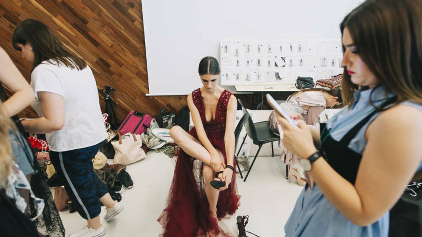 Modelos, diseñadores y periodistas, en el 'backstage' de 'Clec'.