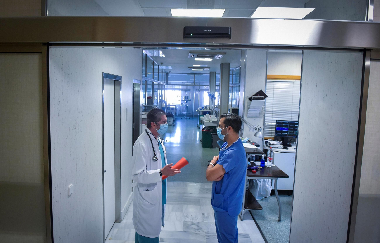 Dos sanitarios conversan en el pasillo de un hospital andaluz.