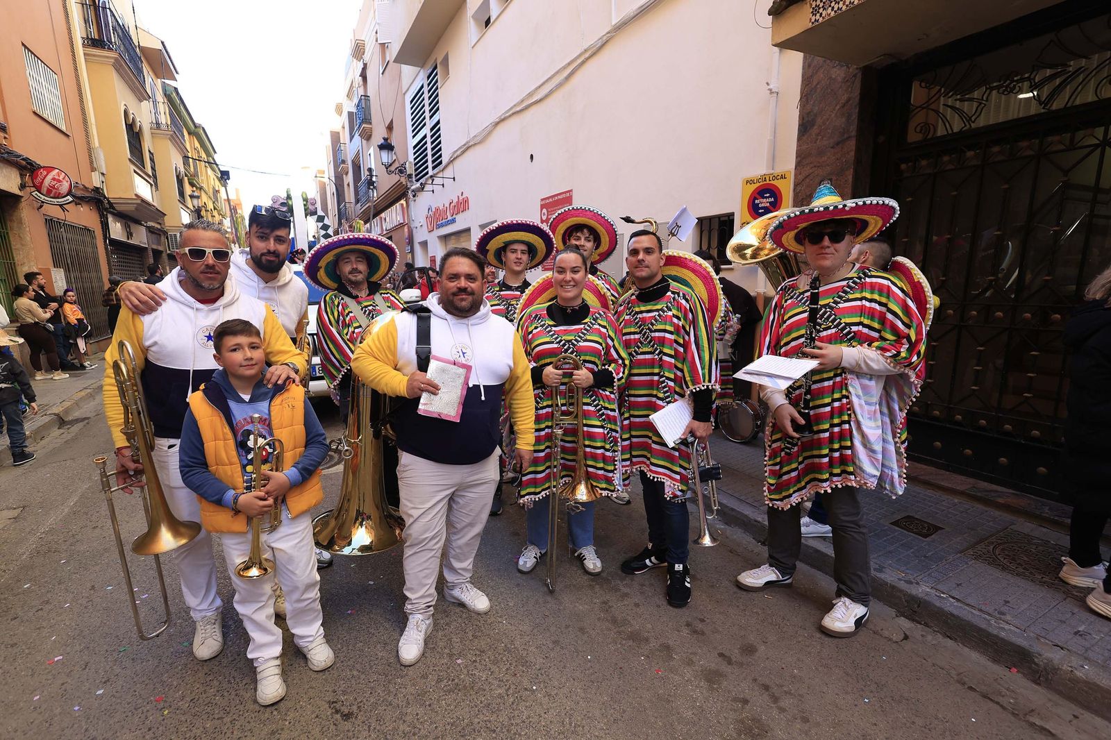 Búscate en las fotos de la cabalgata del Carnaval de La Línea 2026