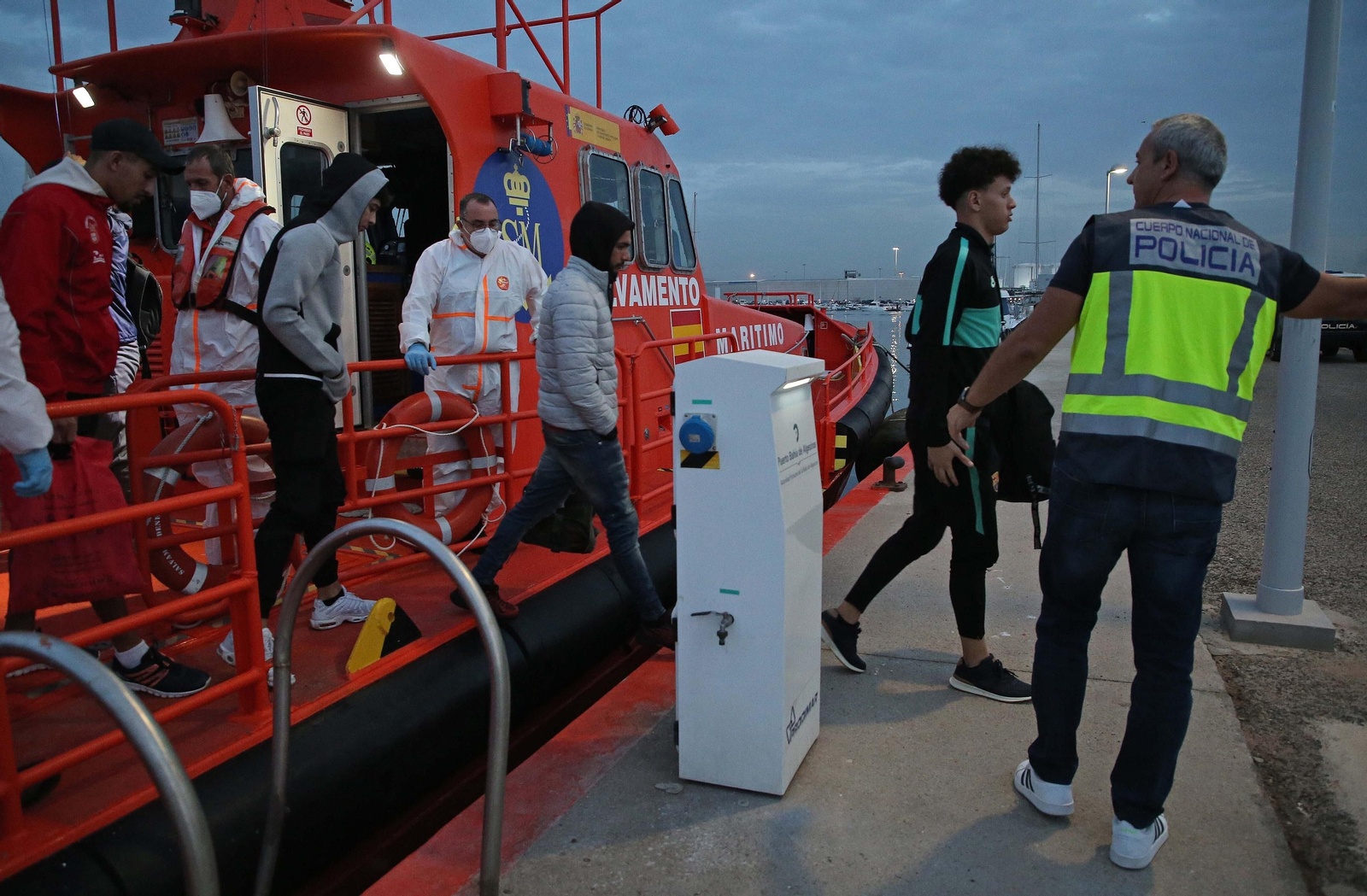 Imágenes de los 10 migrantes rescatados por Salvamento Marítimo en Algeciras