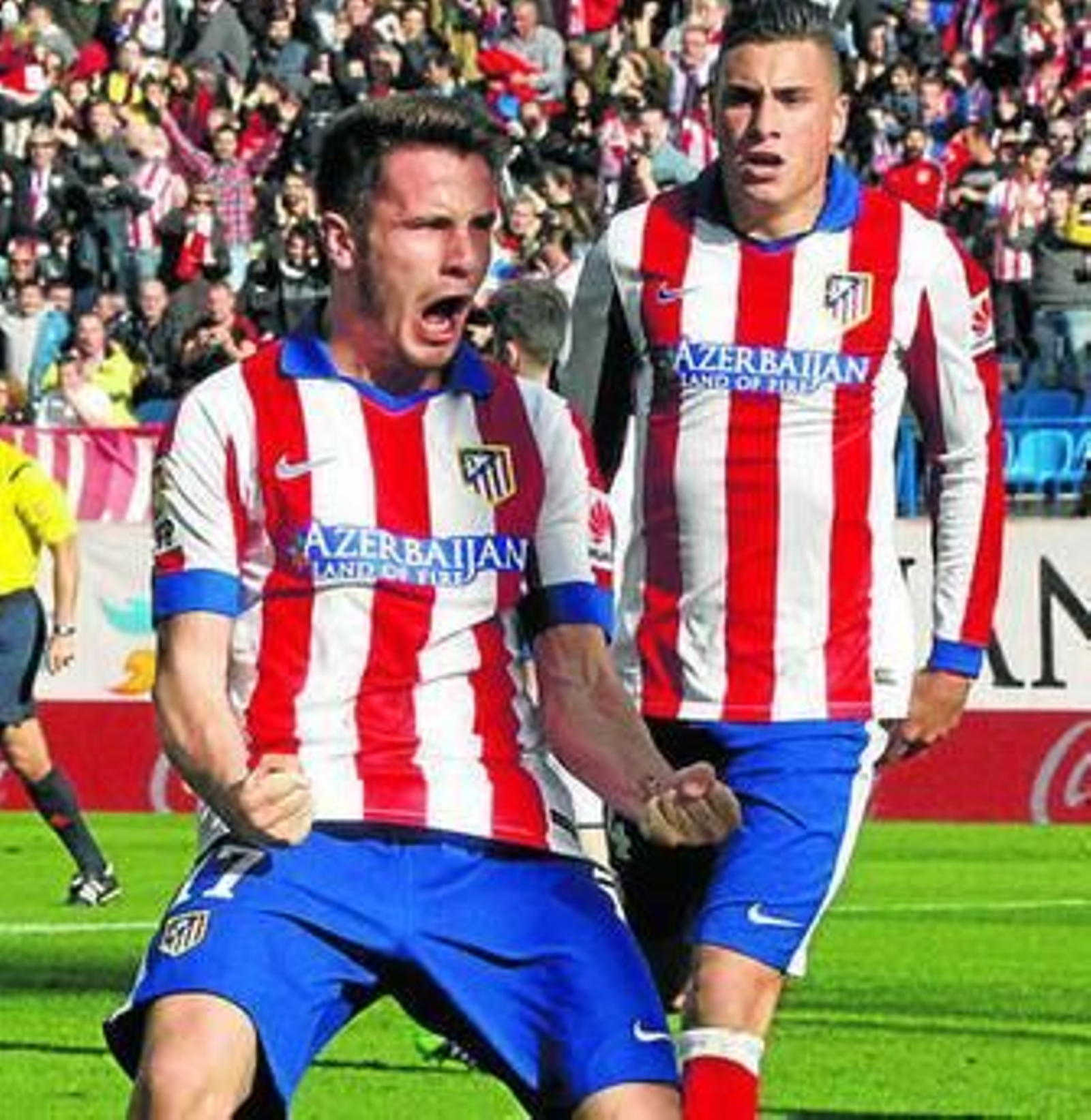 Saúl Ñíguez celebra su gol con Giménez en segundo plano.