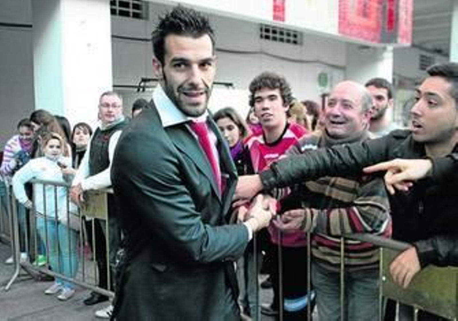 Negerdo atiende a los aficionados sevillistas que acudieron a dar ánimos y despedir a la expedición que partió a Madrid.