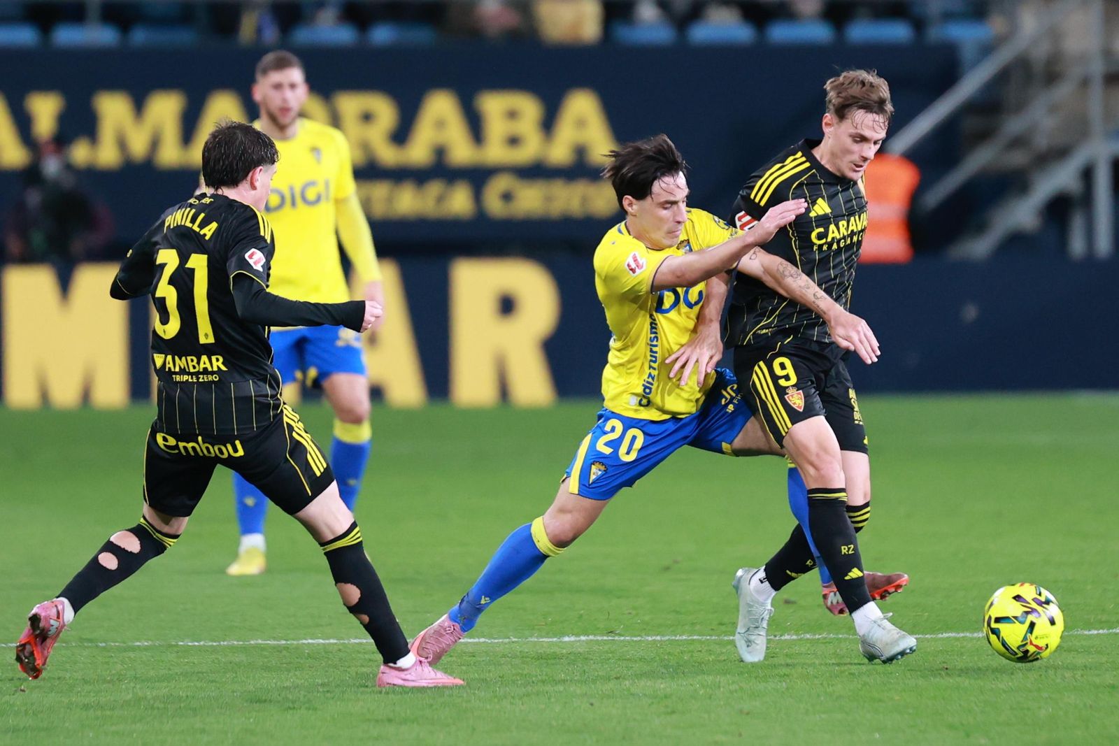 Iza trata de robar el balón a Dani Gómez.