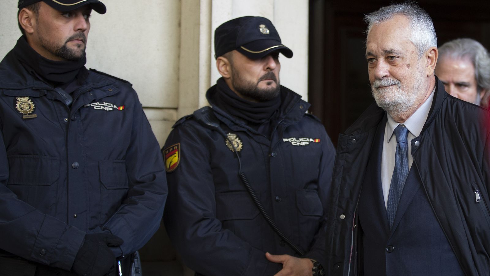 Griñán pasa delante de varios policías durante el juicio de los ERE.