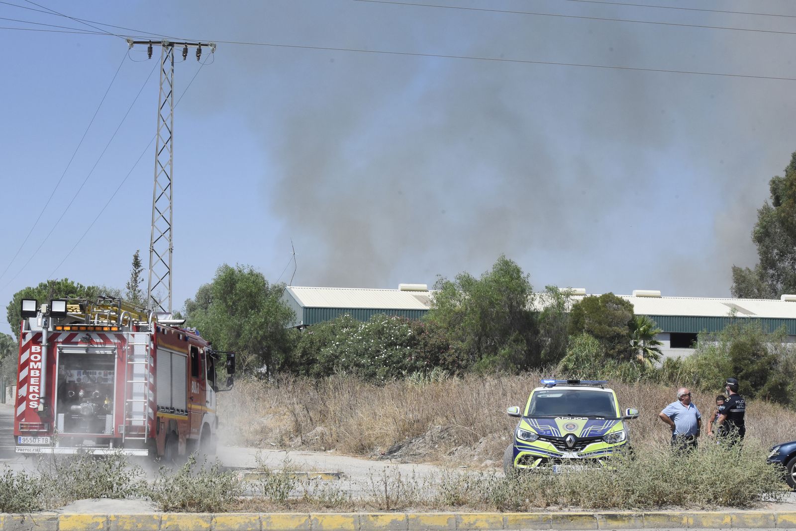 Bomberos de Sevilla extinguen un incendio en una empresa residuos vegetales