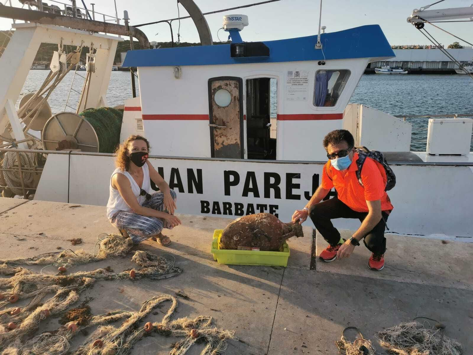 María Engracia Moreno y Antonio Aragón tras recibir el ánfora en el puerto.