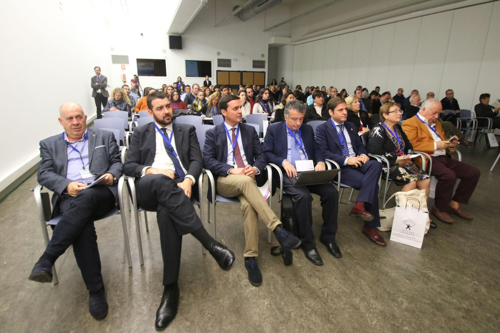 Los responsables institucionales y numerosos asistentes, durante la inauguración de FITMAR