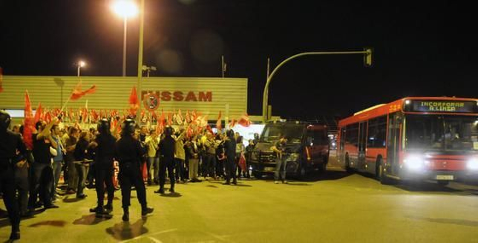 Piquetes informativos de UGT y CCOO gritan a los conductores de autobuses urbanos de Sevilla que salen de las cocheras de Tussam. 

Foto: Juan Carlos Vázquez