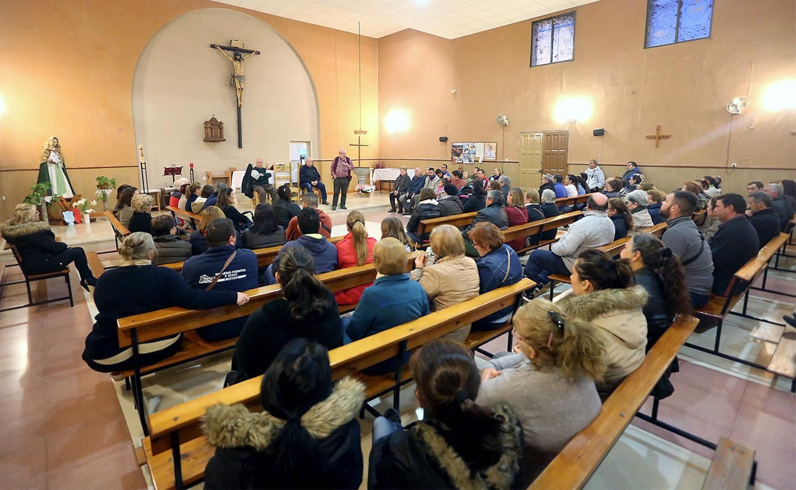Afectados y familiares, en la parroquia Virgen de Belén, de la Barriada de la Navidad, durante la asamblea celebrada anoche para hablar sobre la oferta de la Consejería de Vivienda.
