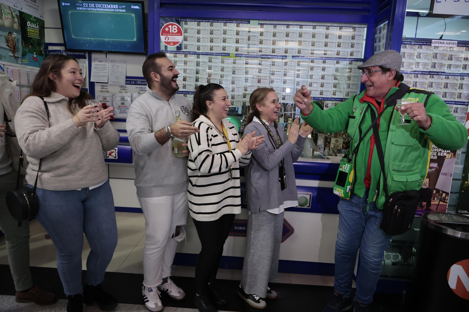 Alegría entre los premiados con el Gordo de la Lotería de Navidad en Écija