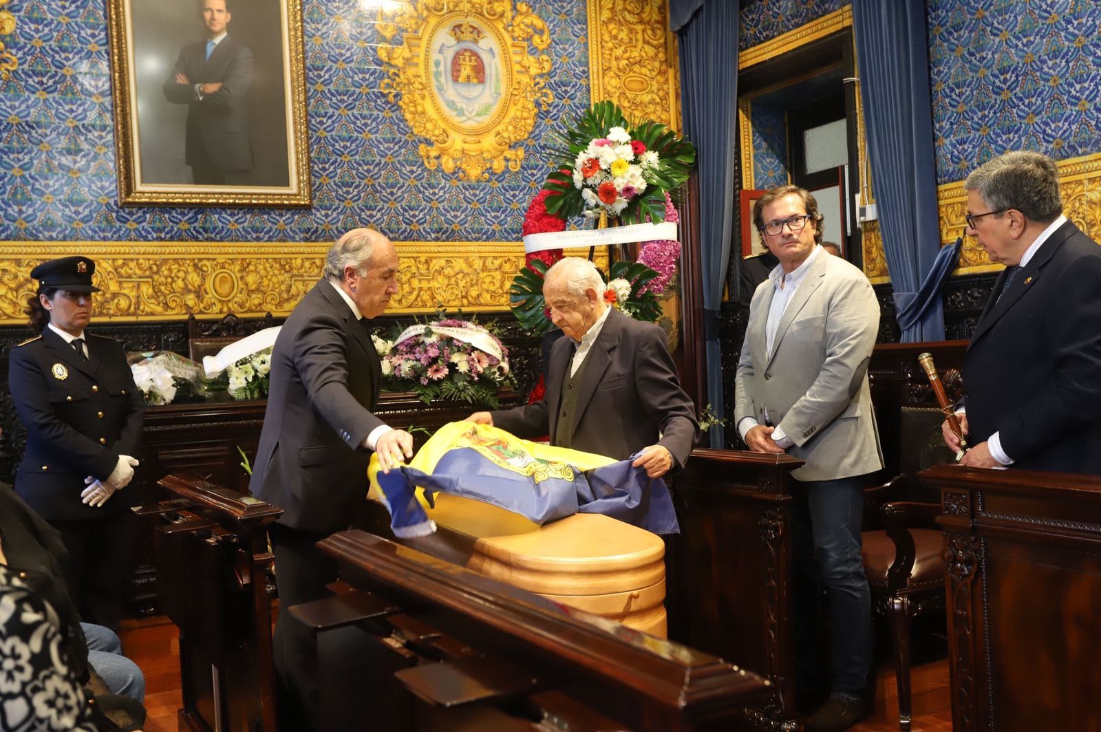 Paco Esteban y José Ignacio Landaluce arropan el féretro de Ernesto Delgado Lobato con la bandera de Algeciras.