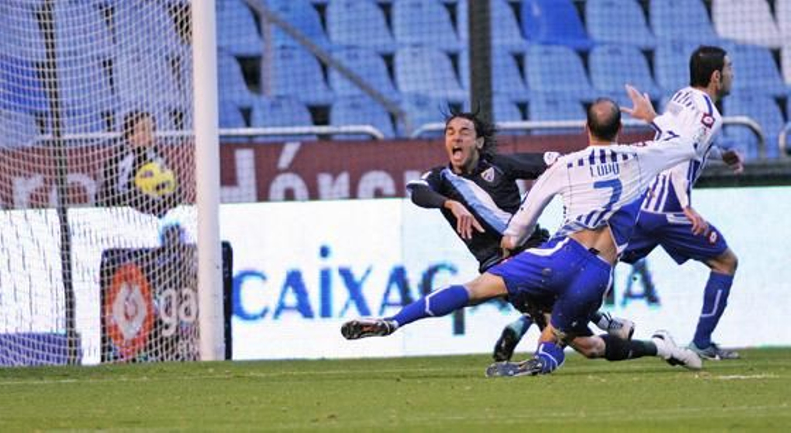 El Málaga se lleva un castigo severo de Riazor (3-0). El equipo blanquiazul se fue al descanso con dos goles en contra y no pudo reconducir el partido en el segundo tiempo.