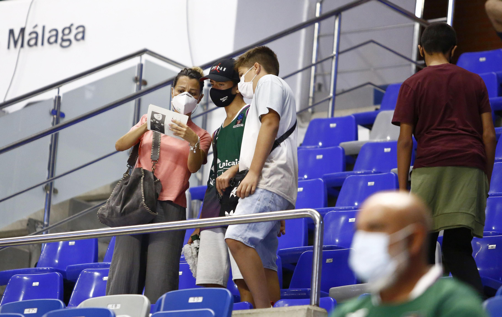 Varios aficionados, en las gradas del Carpena.
