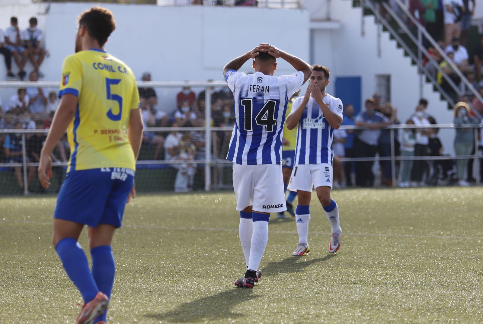 Imágenes del encuentro entre el Conil y el Recreativo de Huelva