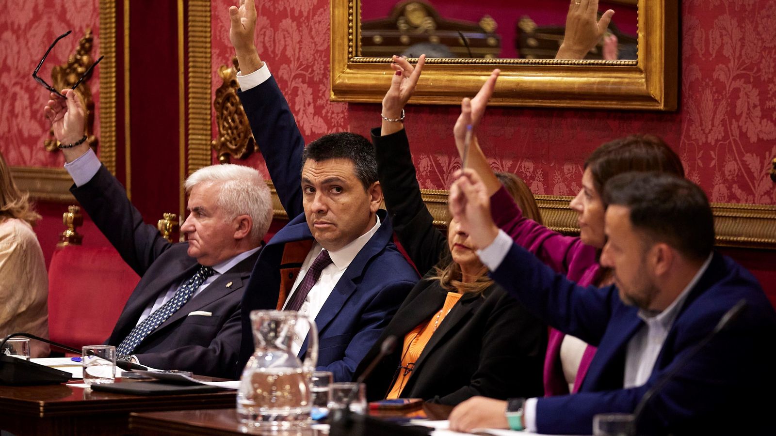 Concejales del PP en una votación del pleno.