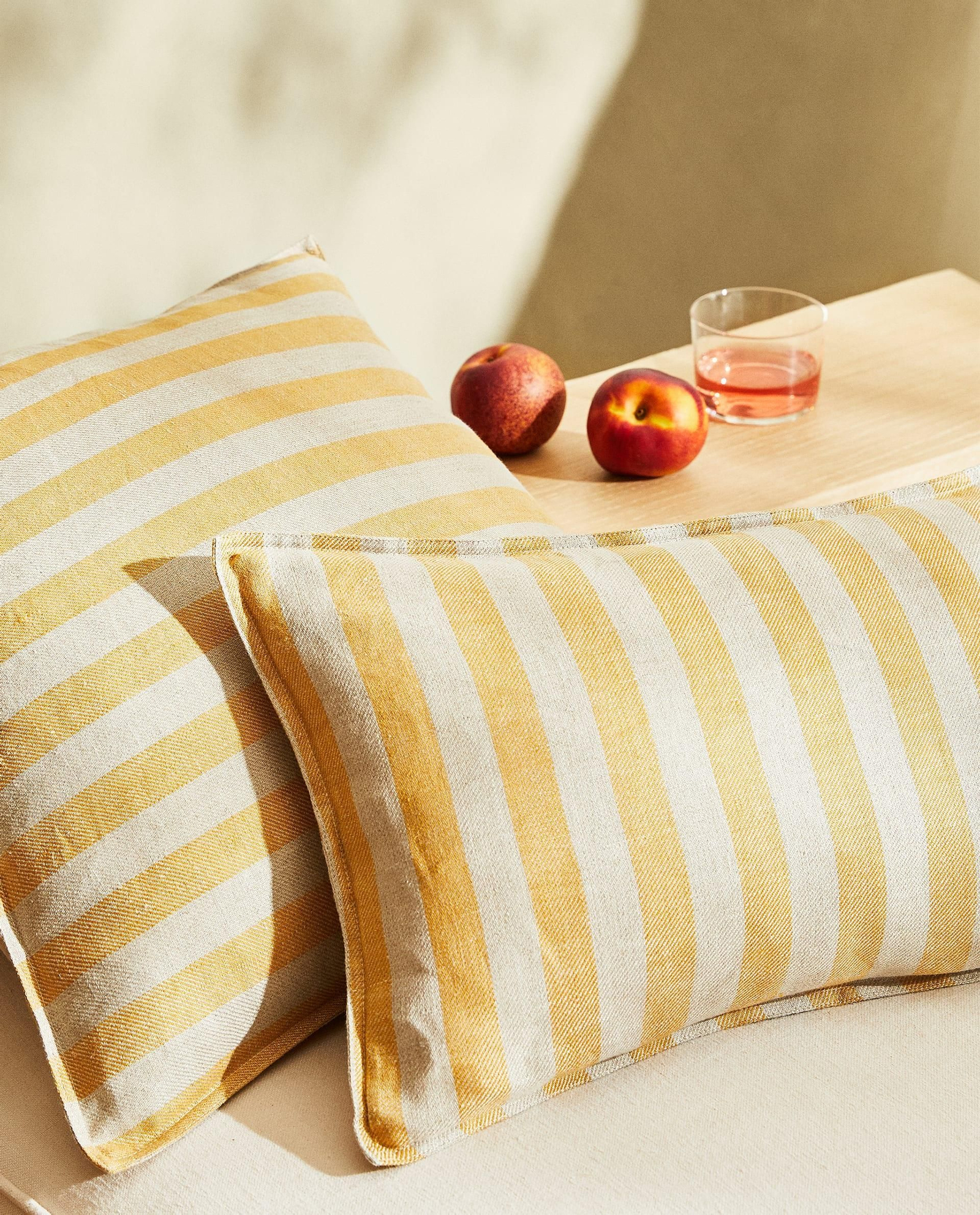 Funda de cojines de rayas amarillas de Zara Home.