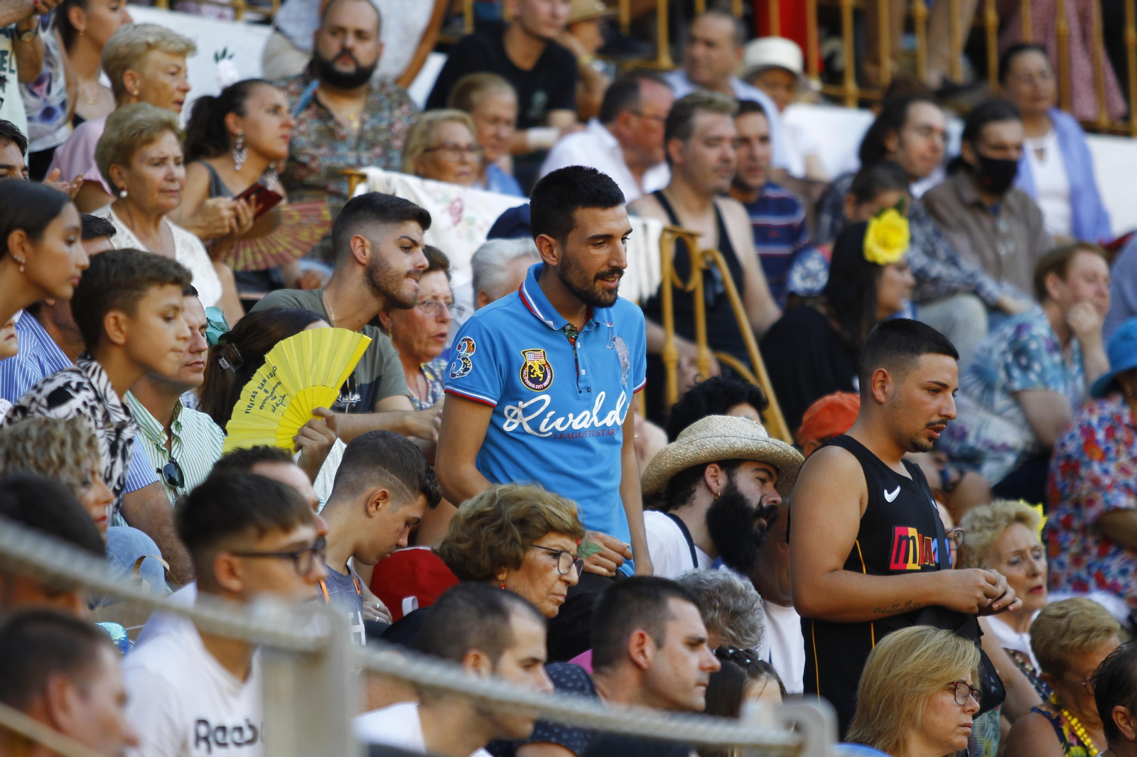 Imágenes del ambiente en la novillada organizada por la Escuela Taurina de Almería