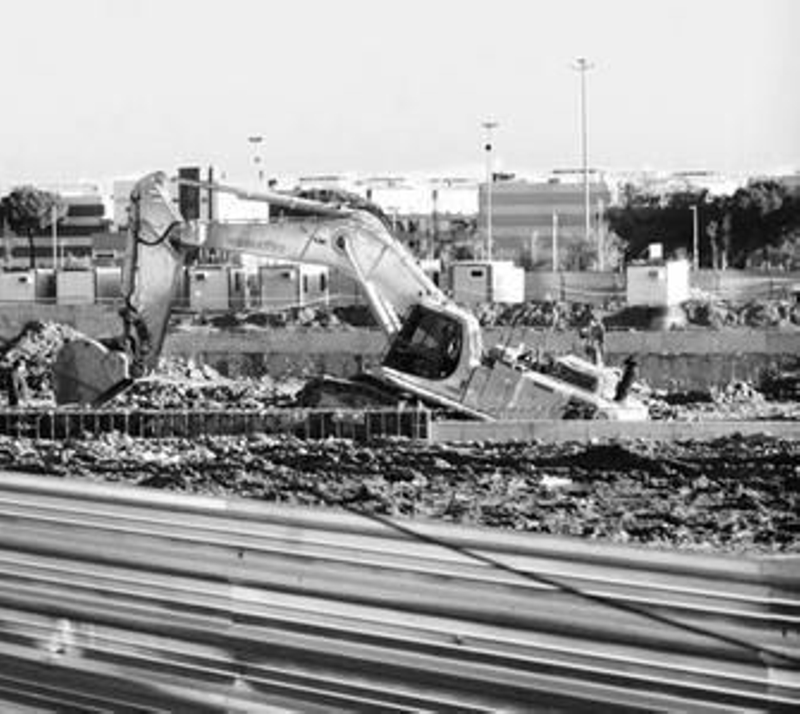 Proceso de excavación de los cimientos del nuevo Hipercor de la Ronda de Poniente.