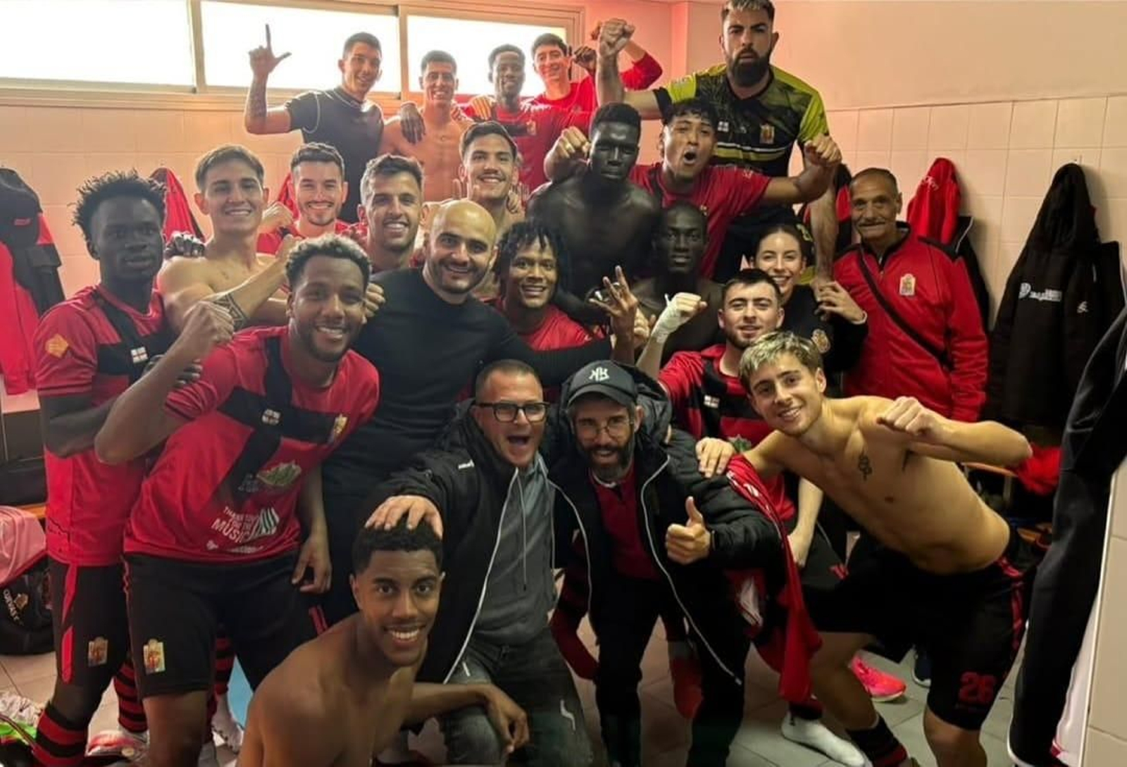 Los rojinegros celebran en su vestuario su triunfo frente a los malagueños de este pasado fin de semana.