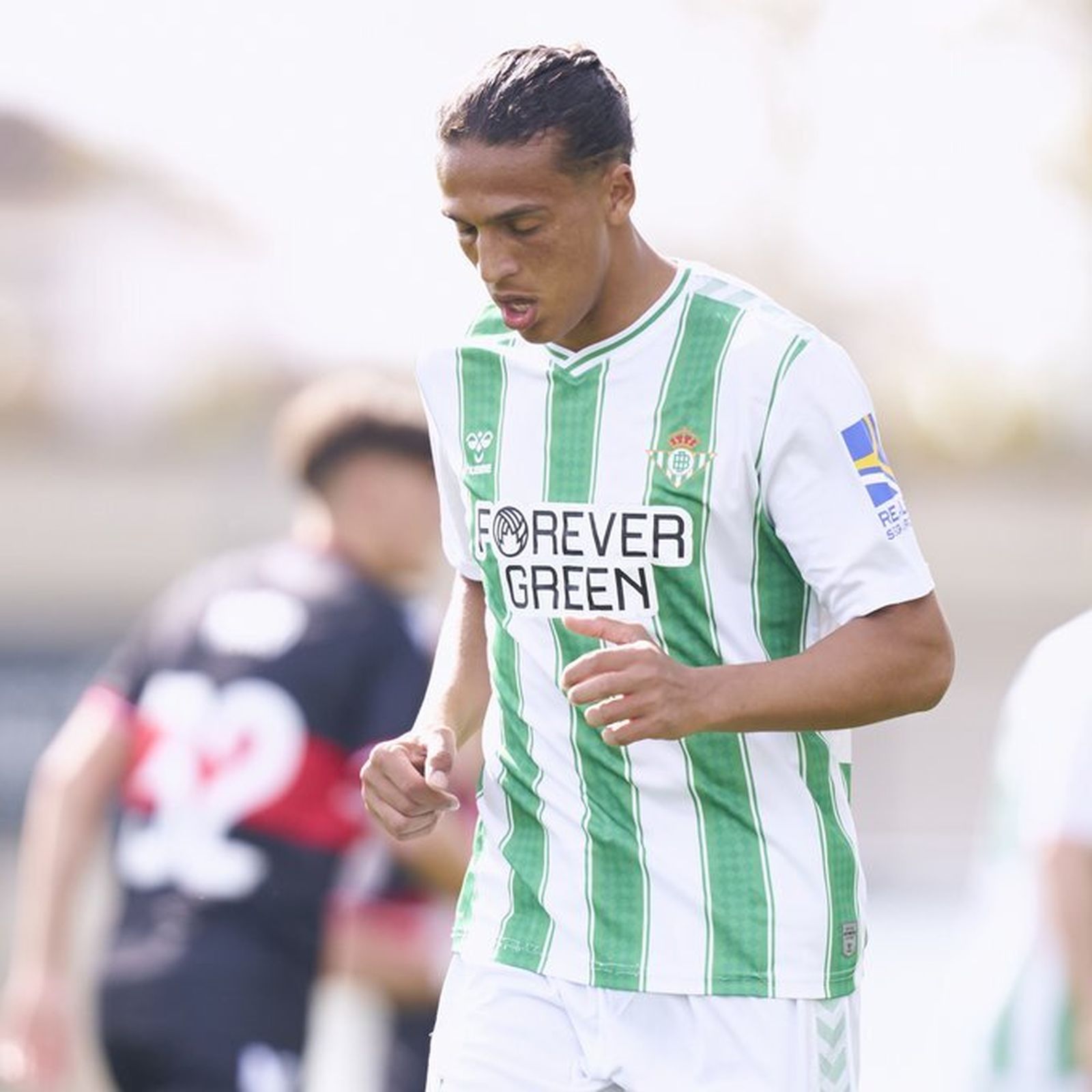 Yannis, serio, en un momento del partido ante el filial del Cartagena.