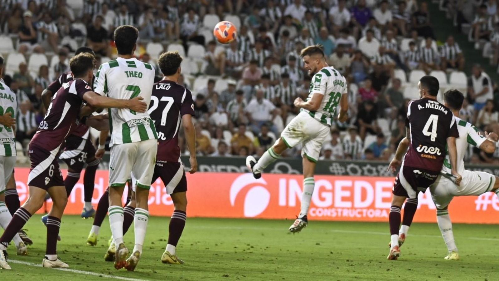 Genaro cabecea a portería el balón en un lance del Córdoba CF - Albacete.