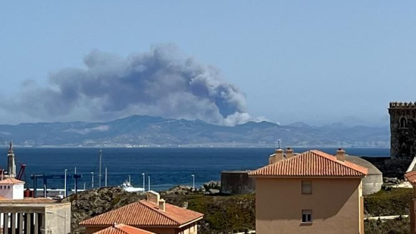 El humo, visible desde Tarifa.