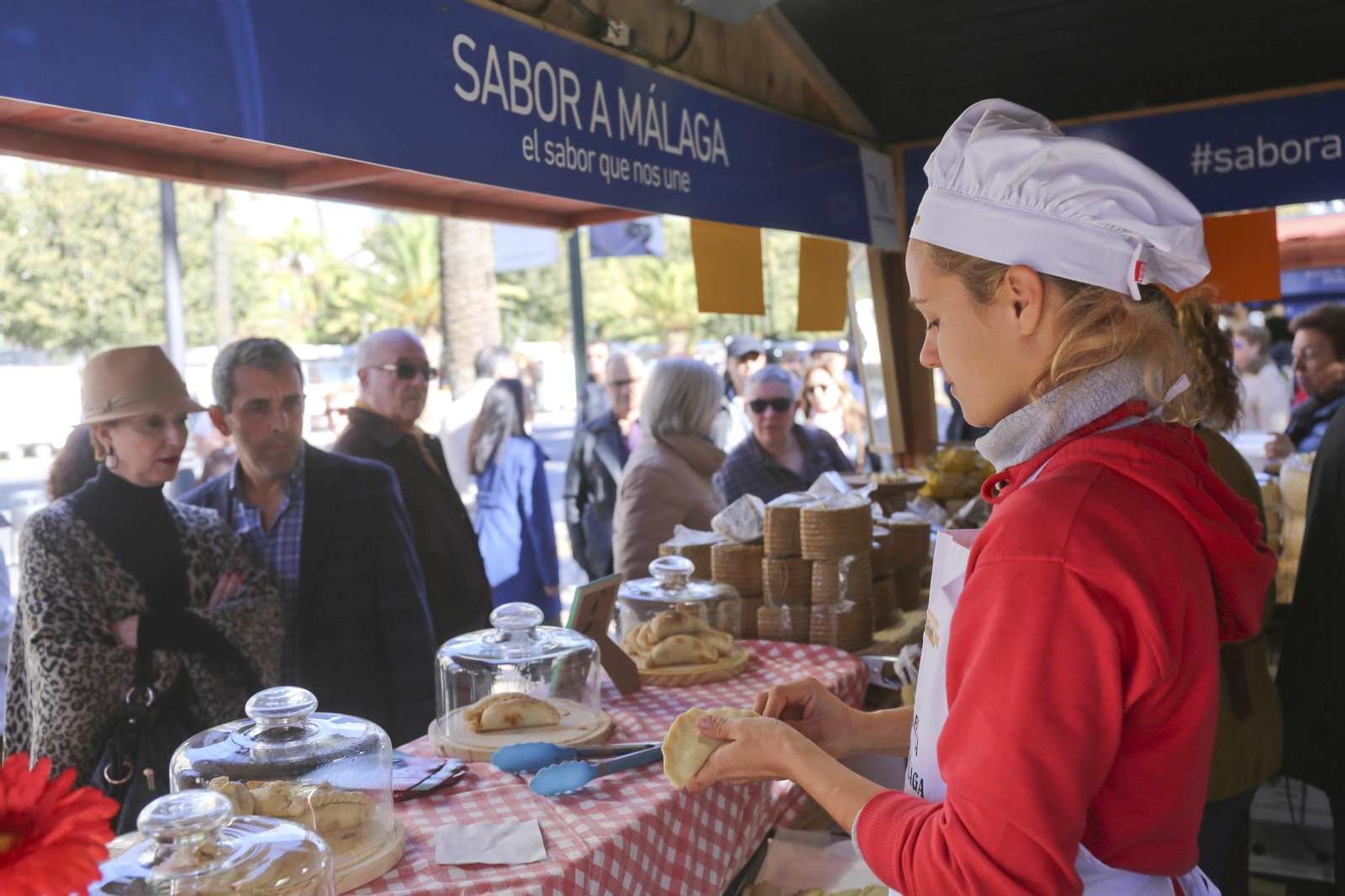 Empanadillas y quesos en uno de los puestos de la feria 'Sabor a Málaga'.