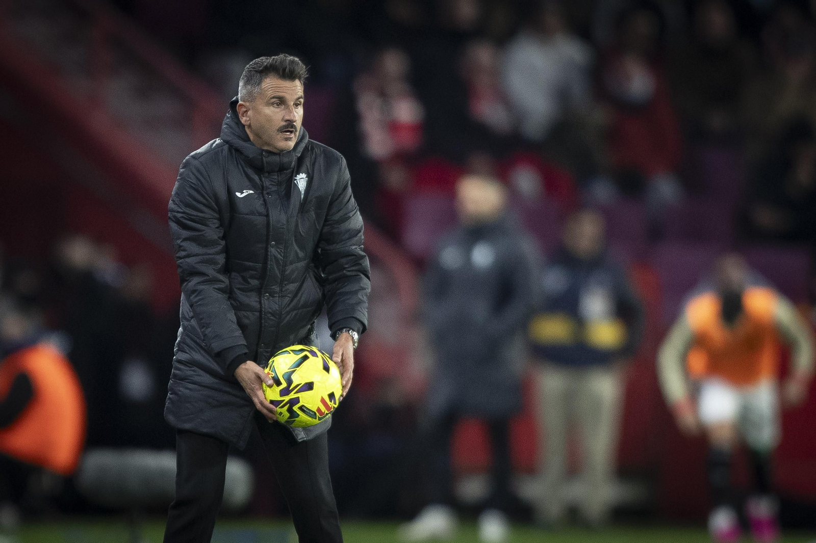 Iván Ania devuelve un balón al campo en la visita del Córdoba CF al Granada CF.