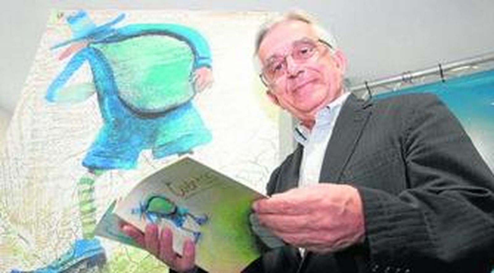 Antonio Rodríguez Almodóvar muestra orgulloso su libro, editado por la Diputación y la Junta.