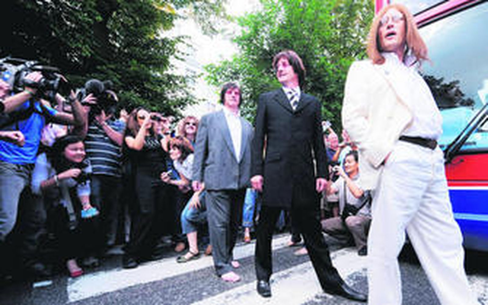 El grupo Sgt. Pepper's Only Dart Board Band, que interpreta canciones de los Beatles, revive la carátula del álbum ante la gente.