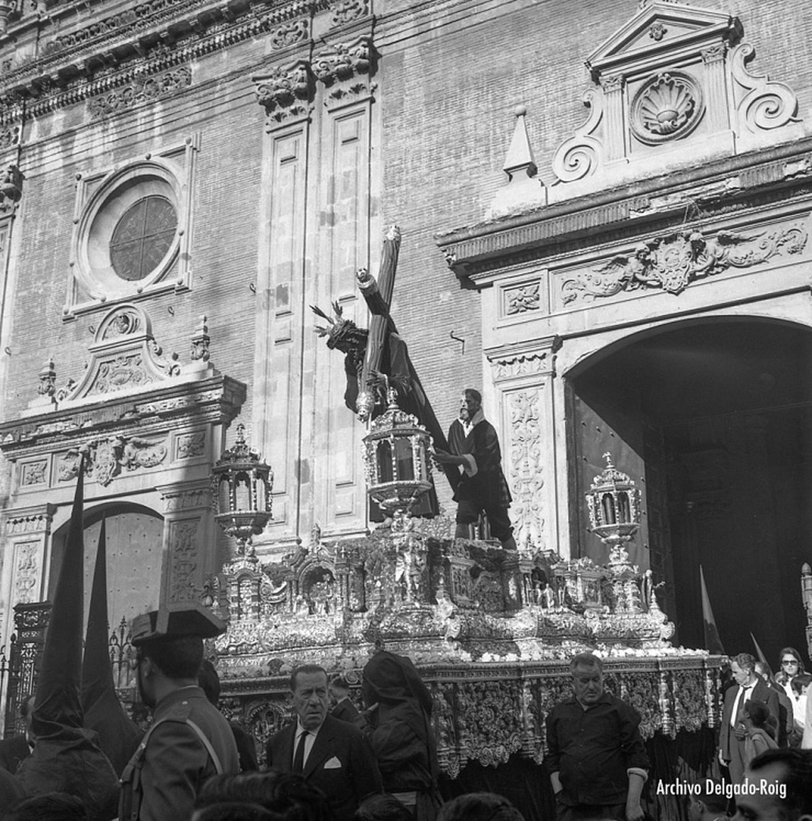 Salida de Nuestro Padre Jesús de la Pasión de la iglesia del Salvador en el Santo Entierro Grande el Sábado Santo de 1965.
