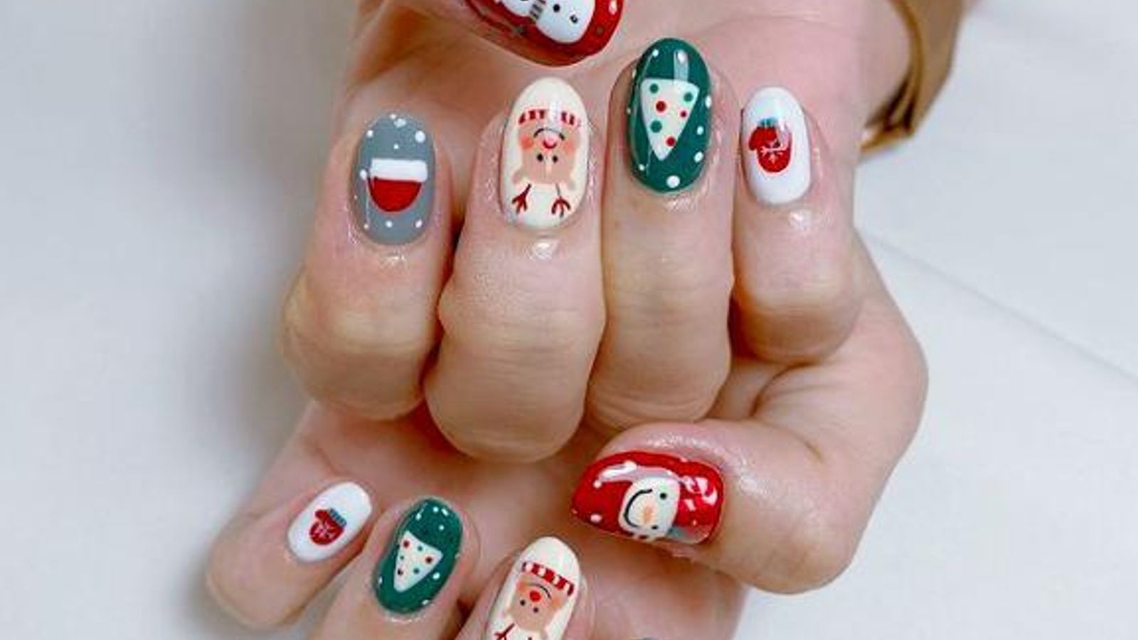 Manicura con diseño de Navidad. Manicura con diseño de Navidad.