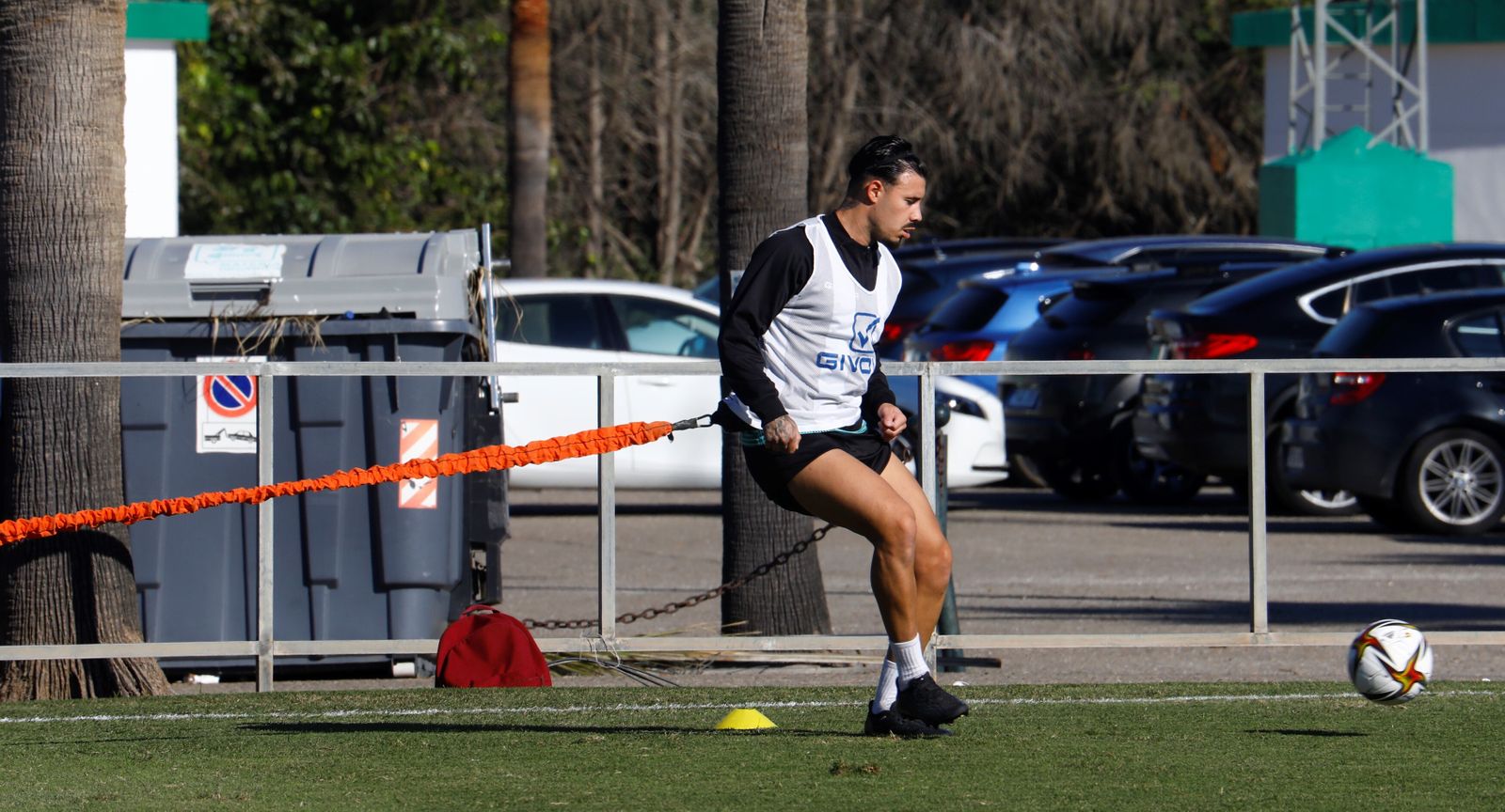 Alejandro Viedma toca balón al margen del grupo al final del entrenamiento del Córdoba CF.