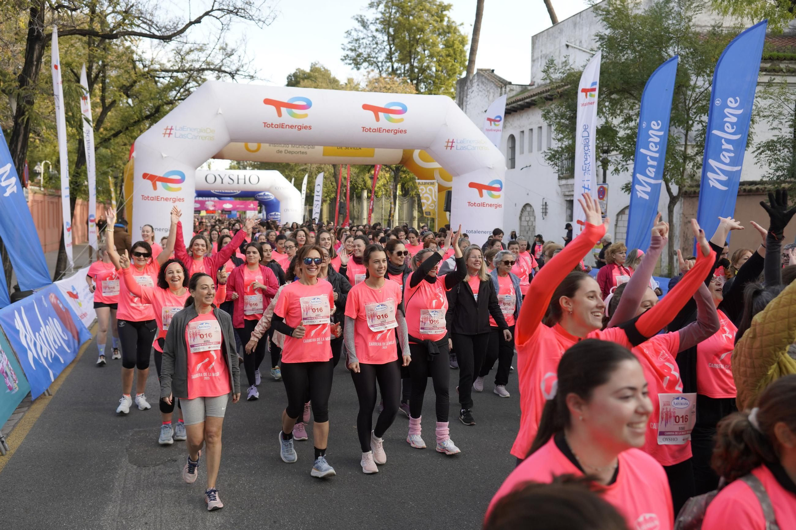 Búscate en las fotos de la Carrera de la Mujer de Sevilla