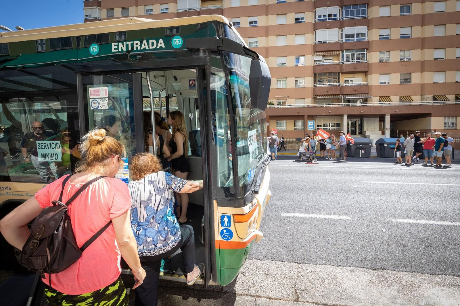 Varios usuarios suben a un autobús en uno de los días de huelga.