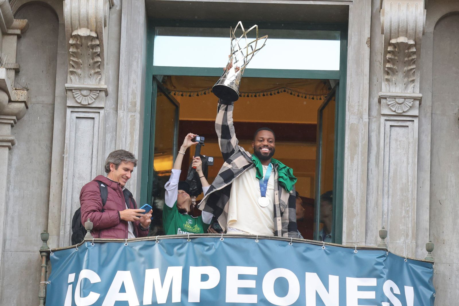 El Unicaja celebra en las calles de Málaga el título de la BCL