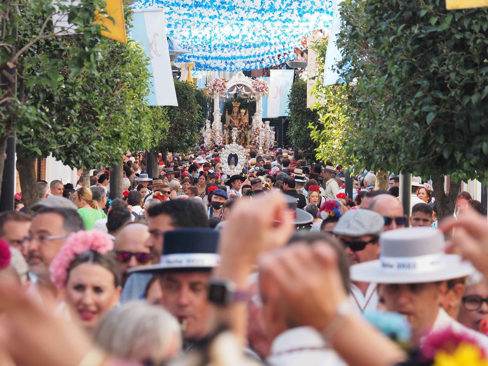 Las imágenes de la procesión de la Virgen de la Bella por las calles de Lepe en 2022