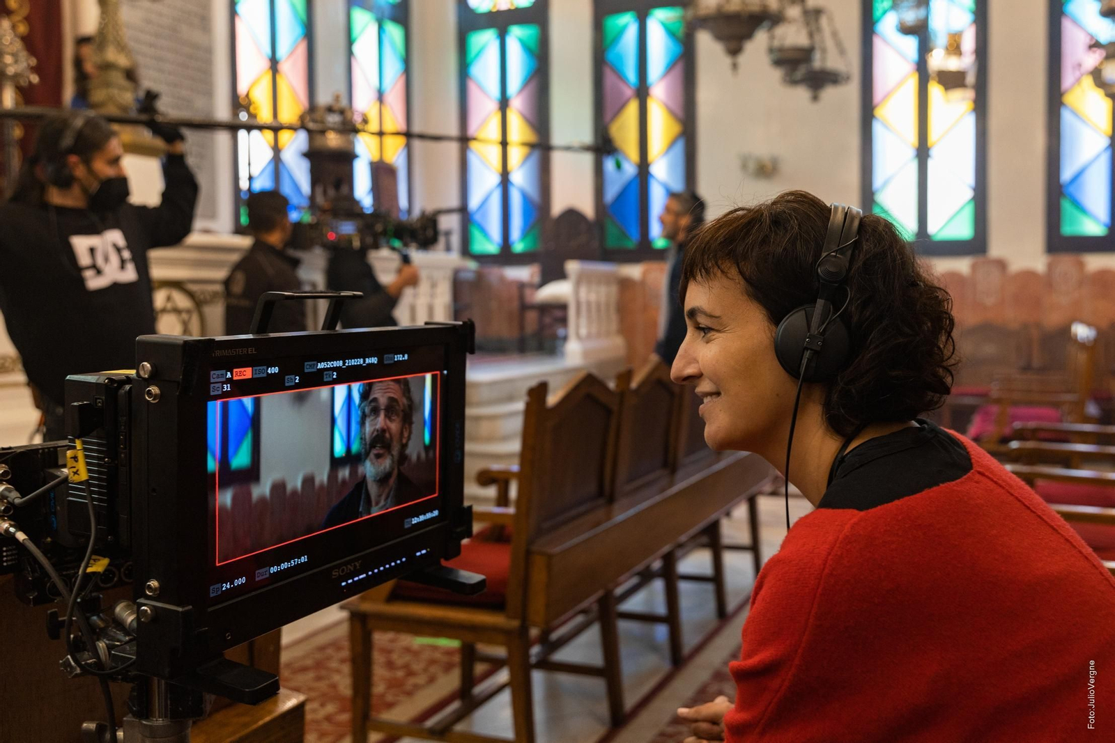 La directora Violeta Salama, durante el rodaje de ‘Alegría’, con Leonardo Sbaraglia en el monitor. La directora Violeta Salama, durante el rodaje de ‘Alegría’, con Leonardo Sbaraglia en el monitor.