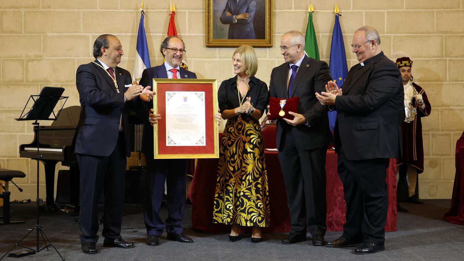 Imágenes de la entrega de la Medalla de Oro de la Ciudad de Jerez a la Hermandad de la Coronación