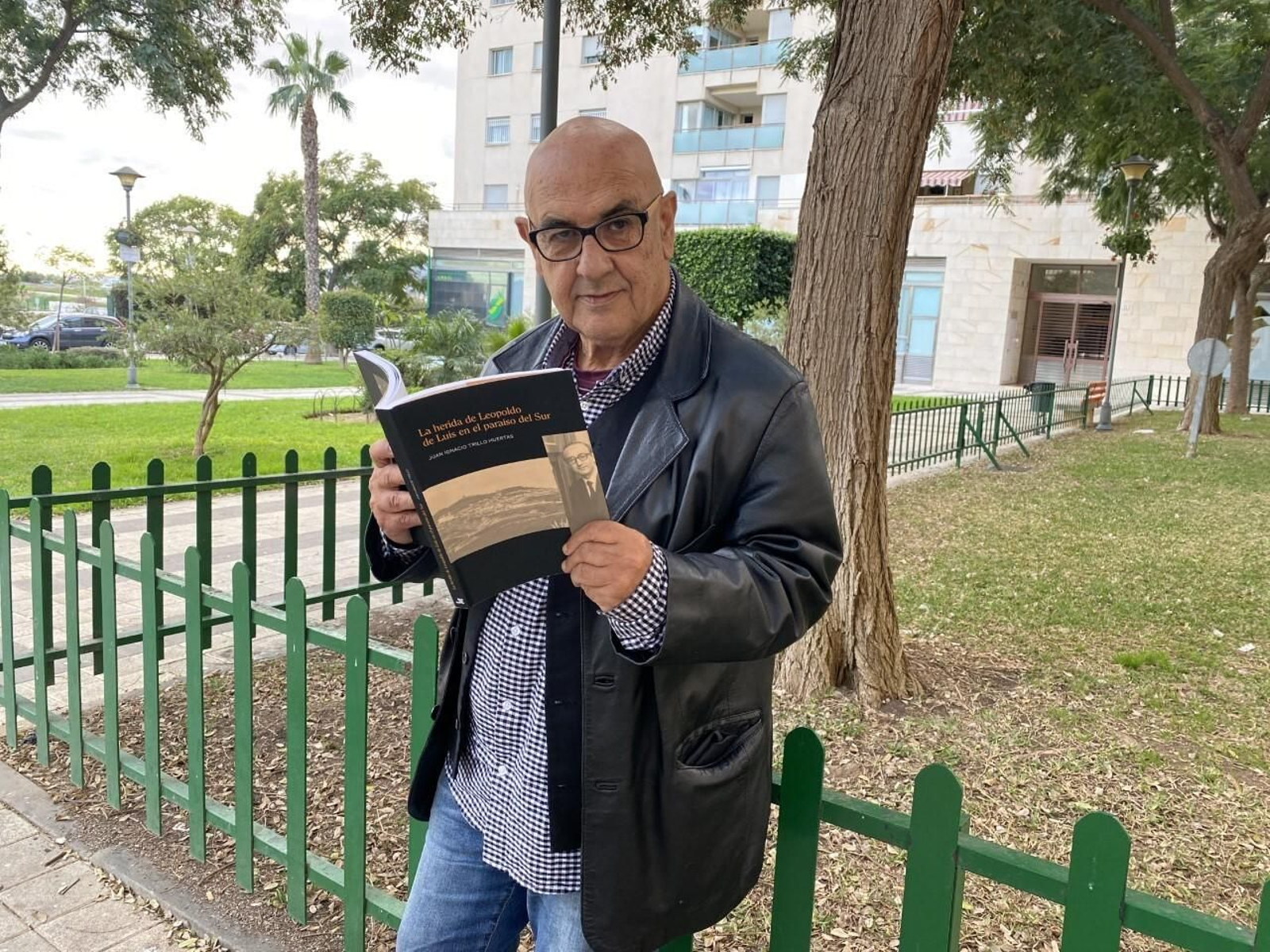 Juan Ignacio Trillo con su libro sobre Leopoldo de Luis.