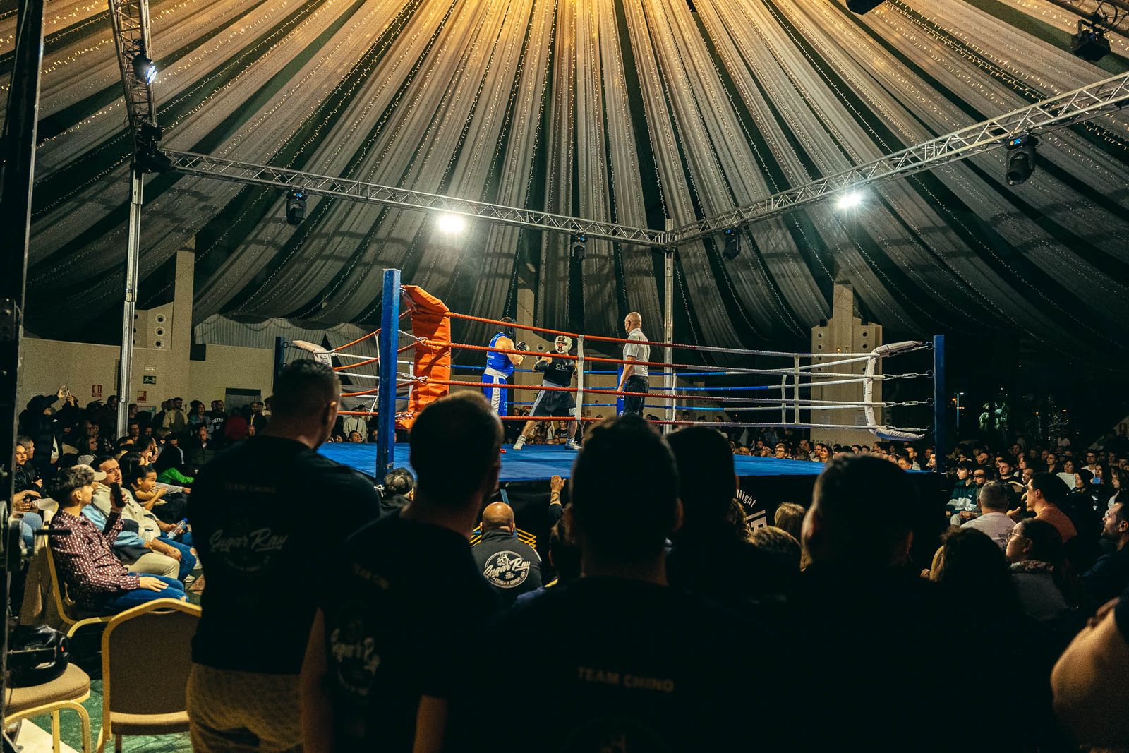 En imágenes: golpes solidarios en una impresionante White Collar Boxing